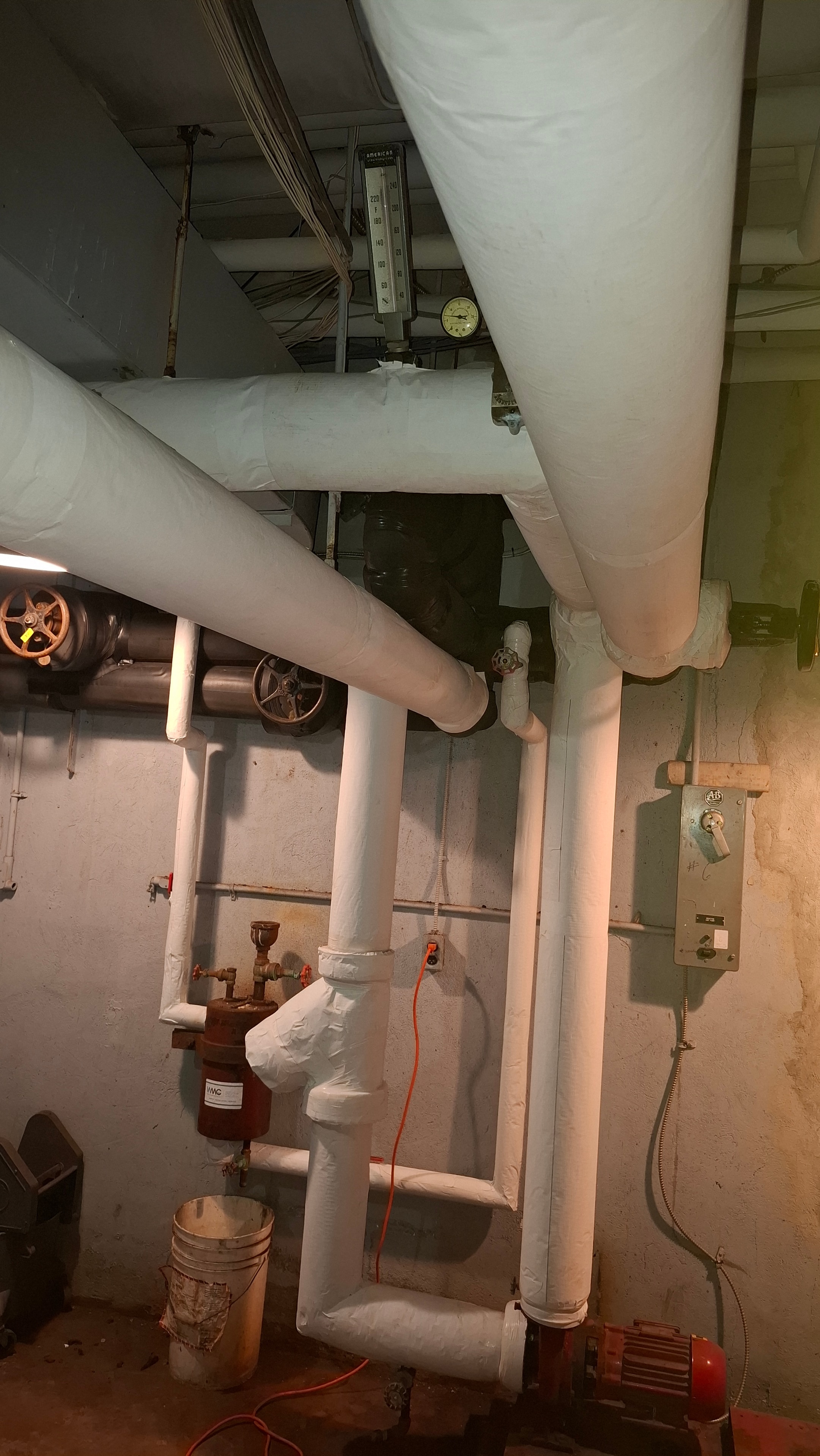 Large-diameter pipe insulation with valve and fitting covers